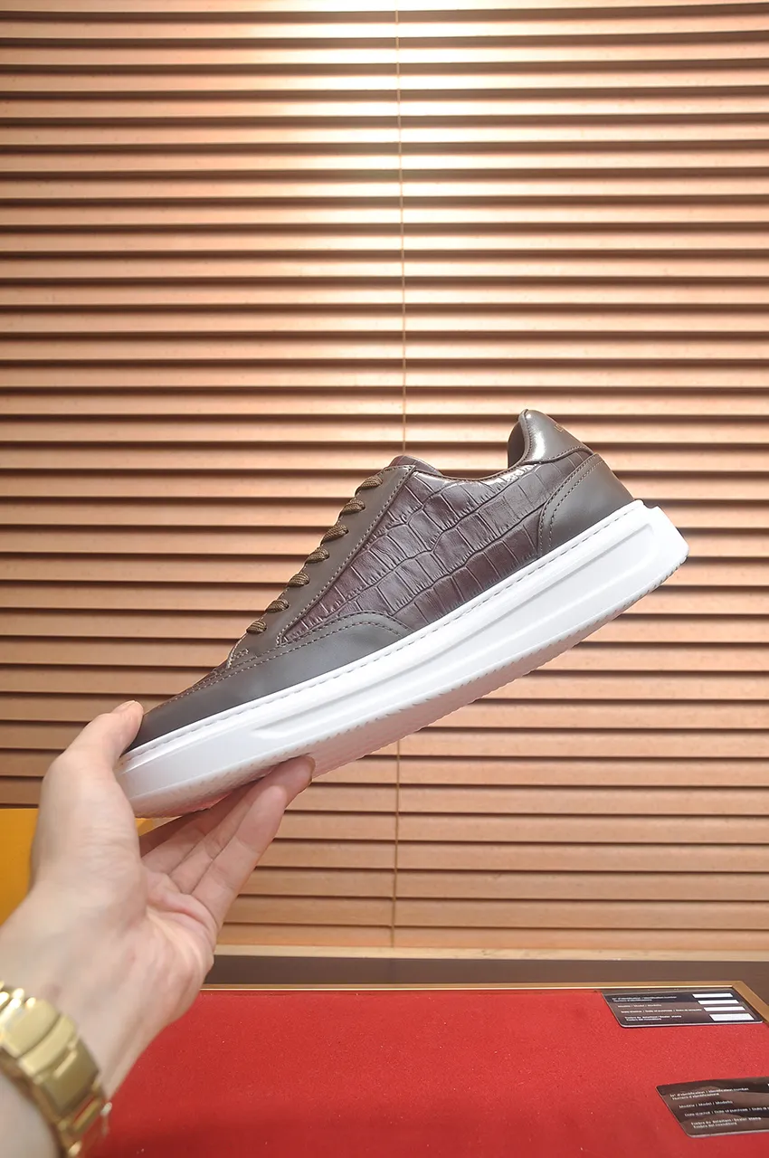 Men's men's shoes 💰640💶Original development, quality shipping, welcome to compare - LV sneaker series sports shoes introduce the loose silhouette of the ready-to-wear series into the spring and summer men's wear shows and make an eye-catching appearance. The cow leather upper is combined with rough fabric laces, and colorful beading highlights the brand's classic elements. LV letters mark the tongue and Monogram floral outsole. Mixed materials Made of top-grain cowhide, thick shoelace design, large Monogram print on the side, mesh lining and cotton feet, the comfort is as extreme as ever, premium heritage, quality first, worth owning! Size: Men’s 38-45 (45 is custom-made and cannot be returned or exchanged)